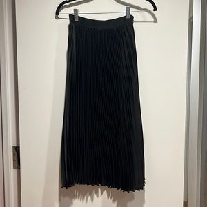 Black pleated skirt